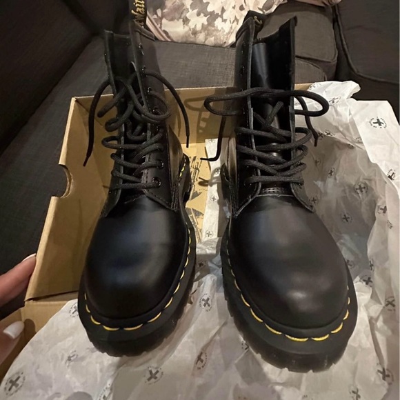 Like New!  US 6 - Picture 2 of 3